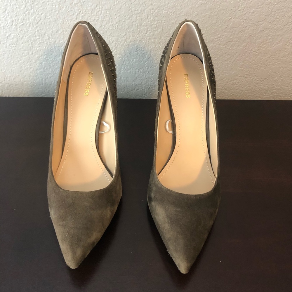 10 Express Olive Pumps